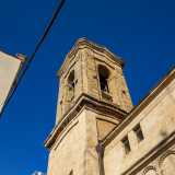 Sulla chiesa si erge per�, semplice ed elegante, un alto campanile che guarda il mare, costruito a pi� riprese fra il 1664 e il 1732 e contraddistinto su ogni lato da monofore affiancate da lunghe lesene